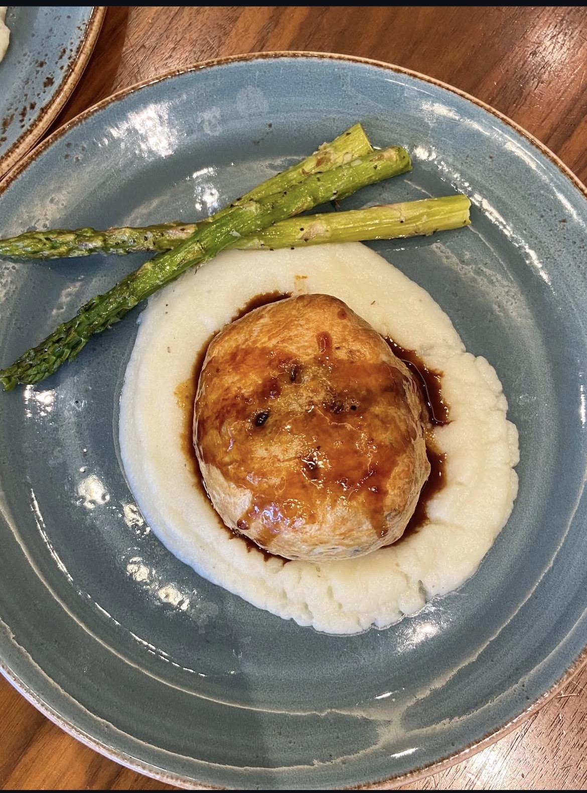 Golden pastry with mashed potatoes and asparagus